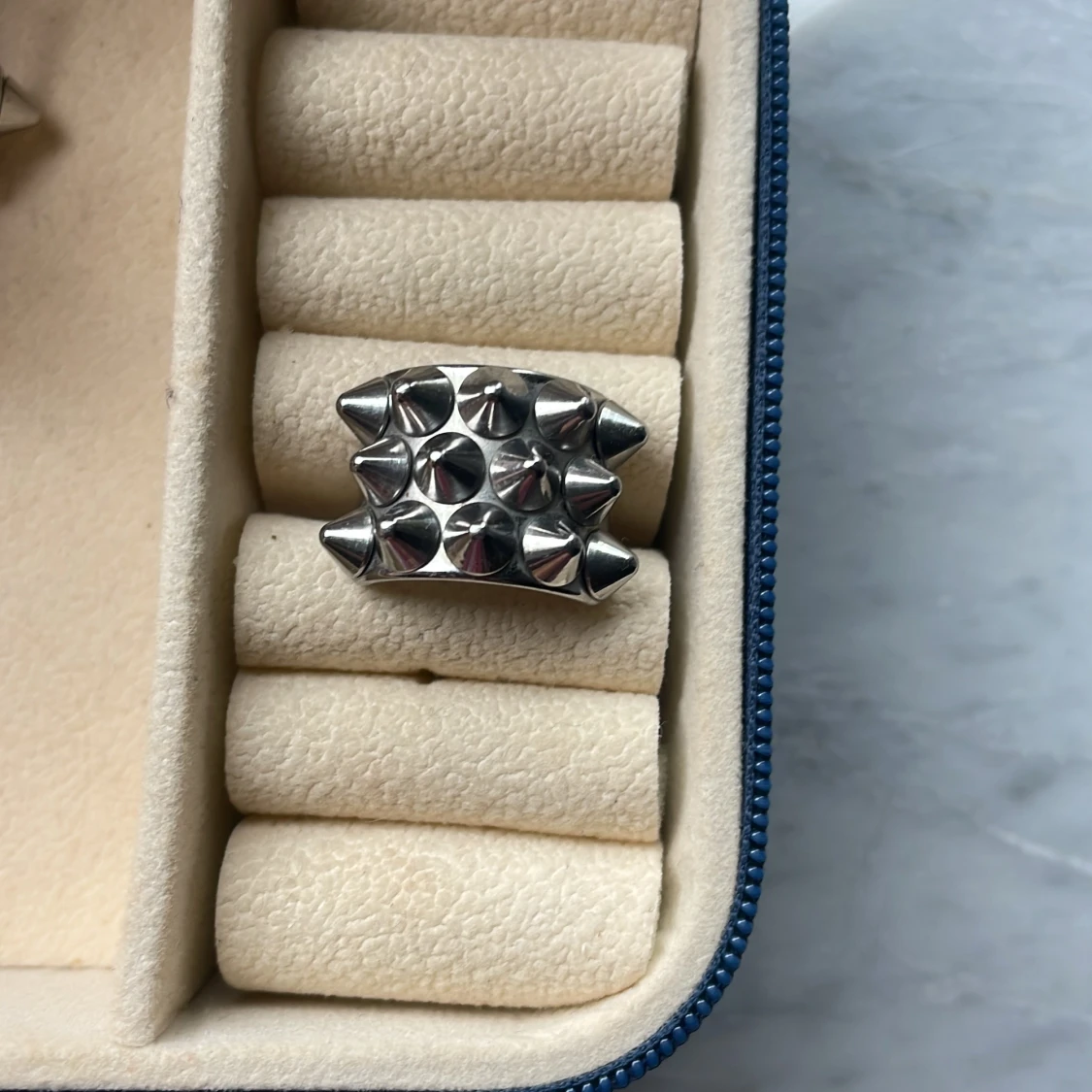 Silvrig ring med nitar