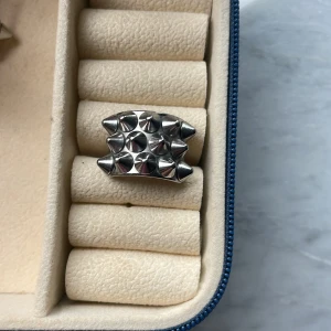 Silvrig ring med nitar - Nit ring från Edblad som inte kommer till användning längre, strl 16 inga defekter jätte fint skick