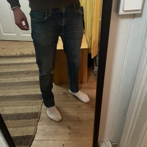 Nudie jeans - Snygga nudie jeans i mycket bra skick! Modellen är skinny lin men sitter som slimfit😃hör av dig vid övriga frågor!
