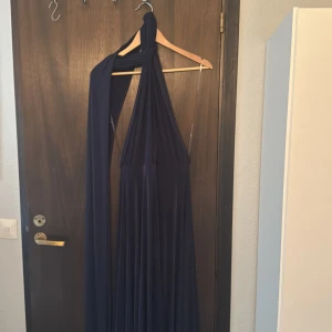 Balklänning - Marinblå balklänning från Bubbleroom, med långa band som man kan knyta på flera olika sätt