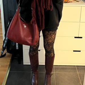 Svarta spetsthigts  - Svarta spetsthigts från Lindex. Inga hål såklart.