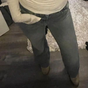 Zara jeans vida - Säljer vida jeans från zara. Med en kall ”urtvättad” blå jeans tvätt ❤️ Använd ett fåtal gånger