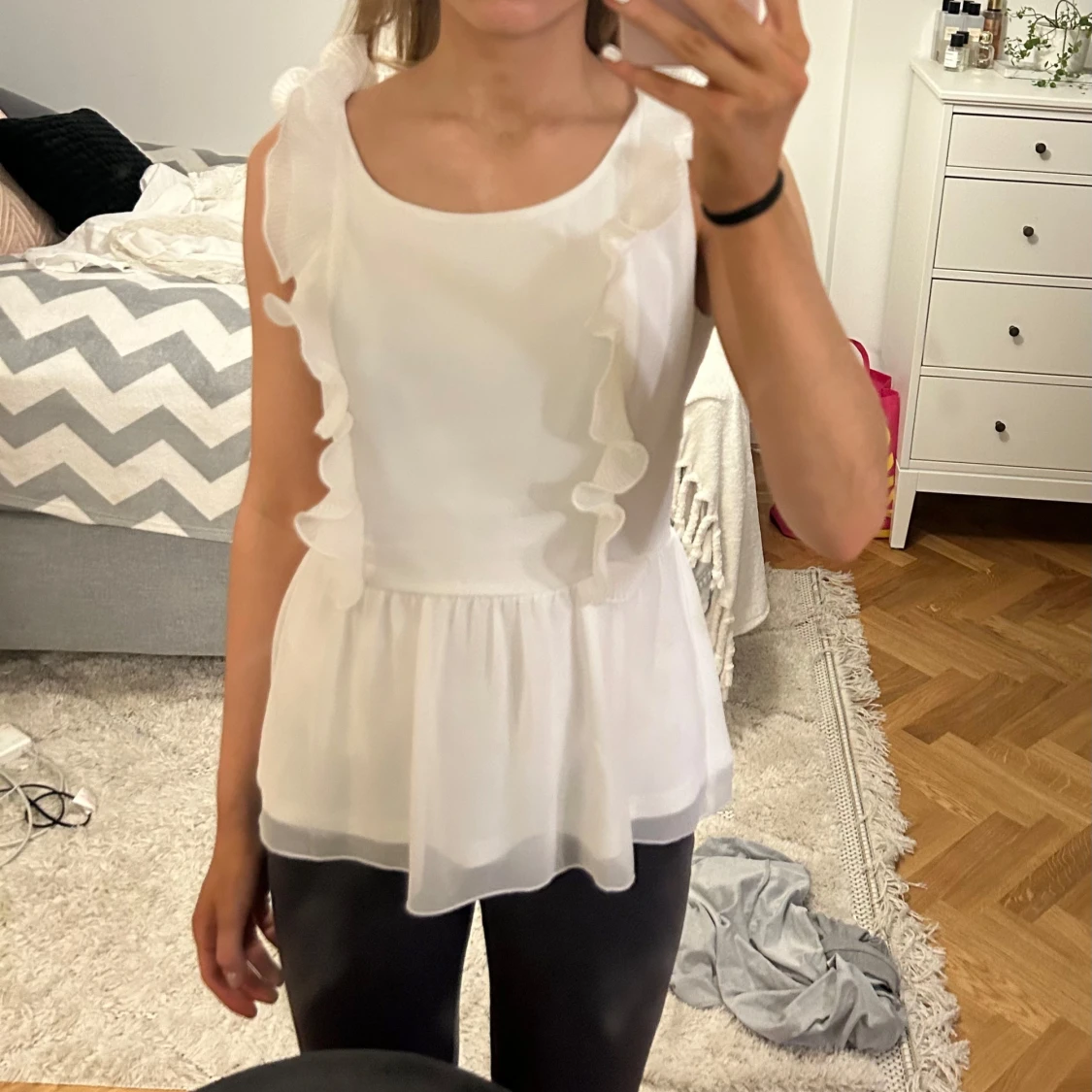 Vit blus med volangdetaljer - 1