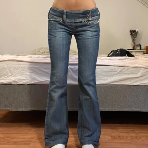 Diesel Jeans  - Midjemått: 39cm, innerbenslängd: 76cm (uppsydda - går att sprätta upp, se bild) 💖