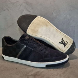 Louis Vuitton skor - Säljer nu mina unika Louis Vuitton skor som är i bra skick. Storlek 40 men passar 41. Sitter crease skydd i skorna som fås med👍Hör gärna av er vid frågor🙌Priset går att diskutera!