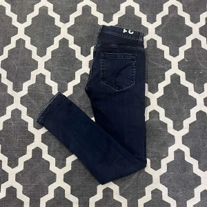 Dondup George  - |Dondup George|Storlek: 31|Skick 8/10|Saknar lapp, se på sista bilden|Fraktat spårbart på kundens bekostnad|Skriv dm vid funderingar🙌🏻