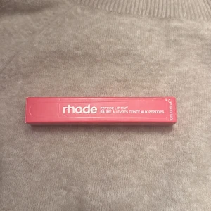 Rhode Peptide Lip Tint i nyansen Guava Spritz - Köpt i USA i färgen guava spritz. Aldrig använd därför samma pris. Skriv privat för mer bilder/info