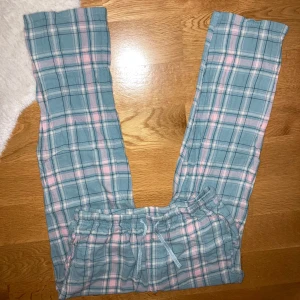Lågmidjade rutiga pyjamasbyxor  - Lågmidjade med raka ben 🤍S men passar också XS 🤍 Har knytning och knapp-detalj (under knytningen) 🤍 är lite ”veckade” men det fixas i tvätt!