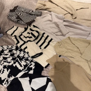 Samling av stickade tröjor i olika mönster och färger - En samling av stickade tröjor i olika mönster och färger. Inkluderar en beige polotröja, en svartvit mönstrad tröja och en ljusgrå tröja med ribbade detaljer. Perfekt för höst och vinter.