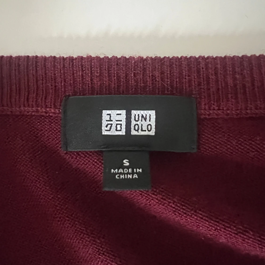 Vinröd tröja från Uniqlo - 2