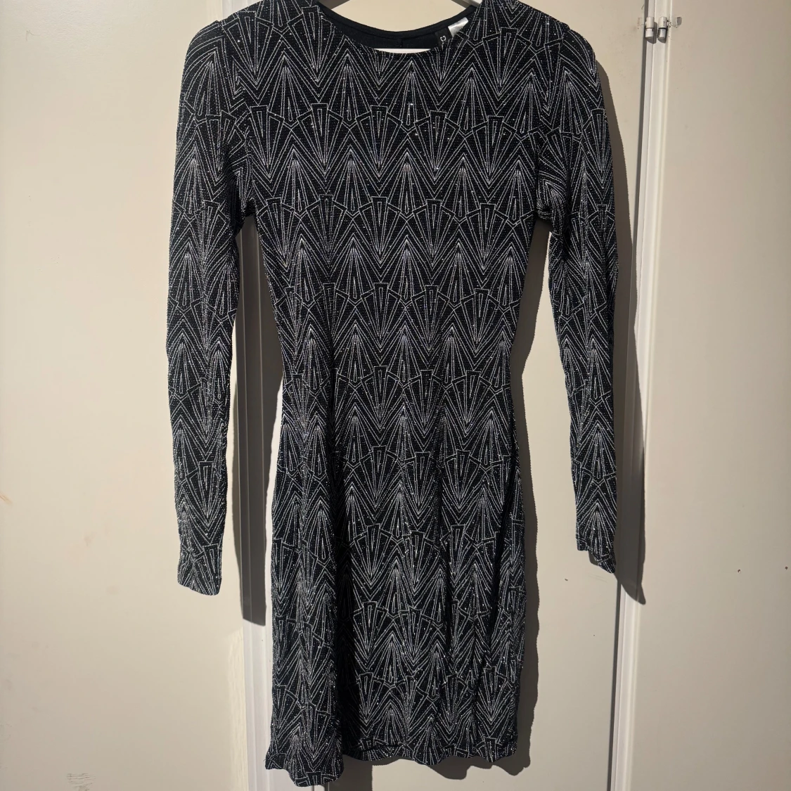 Svart glittrig klänning med geometriskt mönster