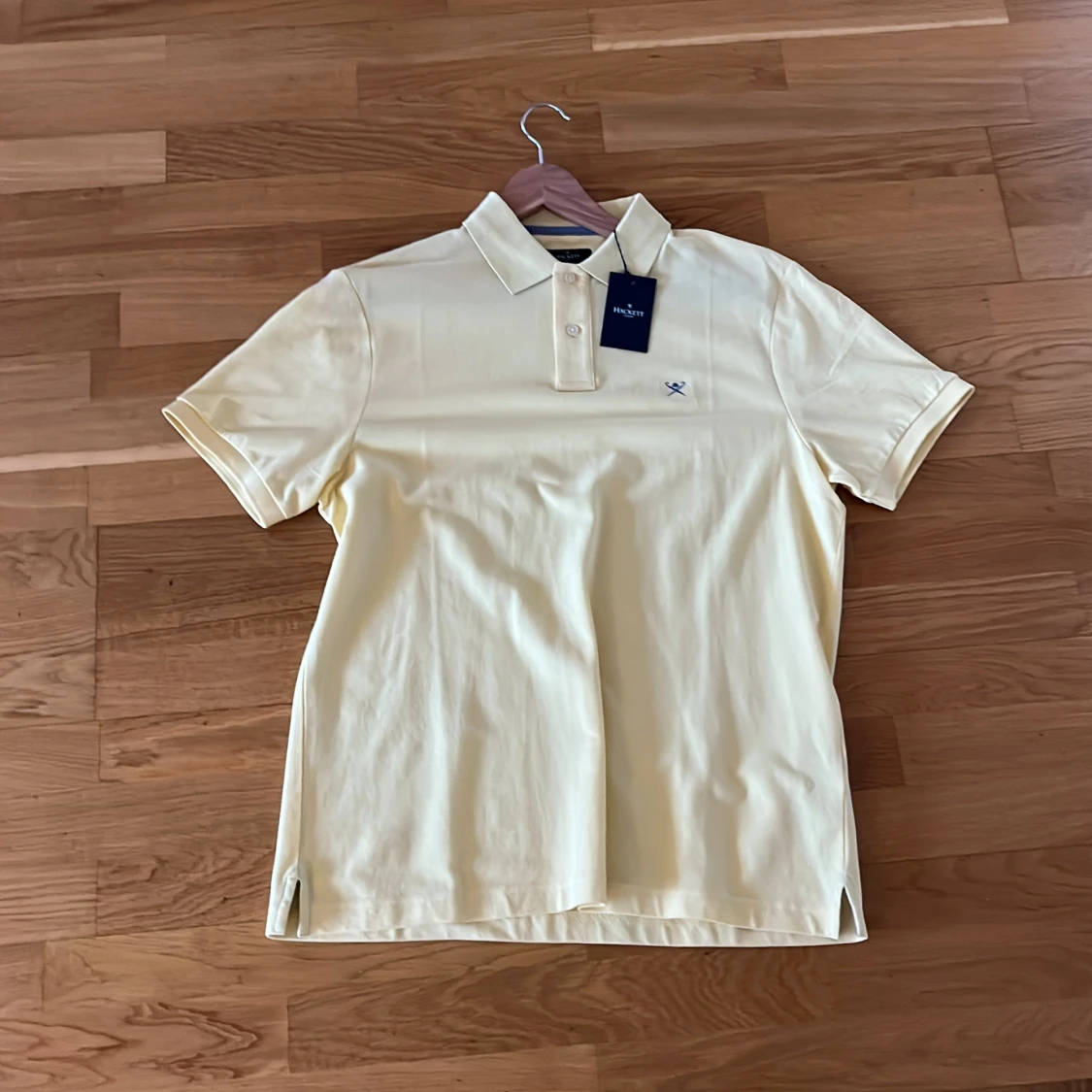 Gul pikétröja från Hackett