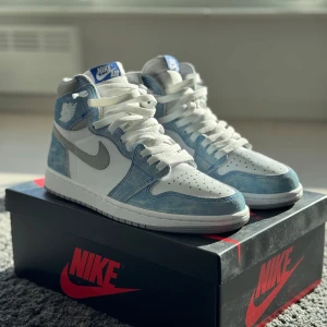 Jordan 1 hyper royal high  - Nike Air Jordan 1 Retro High OG “Hyper Royal” – Storlek 40.5 (passar 41-41.5) – Nästintill nya!  Säljer ett par Nike Air Jordan 1 Retro High OG “Hyper Royal” i storlek 40.5, men de passar även 41 och 41.5. Använda endast en gång, i nästintill nyskick utan skador eller slitage. Endast en mindre gräsfläck på undersidan som troligen försvinner vid rengöring.  ✔ Köpta i Puerto Banús, Marbella – kvitto finns! ✔ 100 % äkta, köpta i butik. ✔ Originalkartong & extra blåa skosnören ingår. .  Frågor- DM