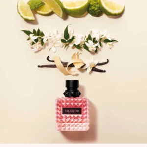 Valentino Donna Born in Roma Parfym😍 - Säljer en Valentino Donna Born in Roma, en lyxig parfym i en elegant flaska med nitar. Doften kombinerar friska citrusnoter med blommiga inslag av jasmin och en varm vaniljbas. Parfymen är testad 3-4 gånger och är inprincip helt full! Nypris är 1400kr säljer den för 1000😍