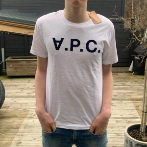 Vit t-shirt från A.P.C. - Säljer en helt ny vit t-shirt från A.P.C. Supersnygg till våren☀️🌳Nypris: 1300 Mitt pris: 649. | Hör av er vid frågor, skickar inom 24H! |