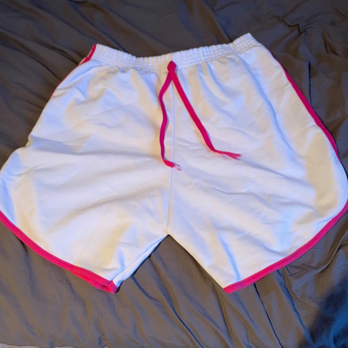 Vita shorts med rosa detaljer