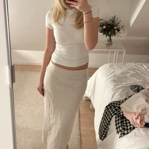 beige kjol - stickad beige kjol från zara, jätte mjuk 😍
