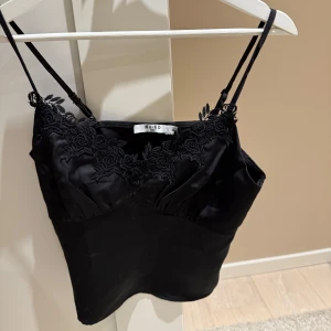 Spetslinne  - Svart satinlinne med spetsdetalj. Aldrig använd💫 strl 36