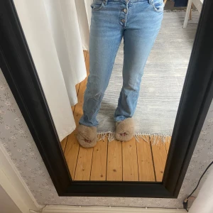 Ljusblå jeans från Gina Tricot - Säljer ett par ljusblå jeans från Gina Tricot är lågmidjade och sitter perfekt på mig som vanligt vis ha 36 i jeans och jag är 170.