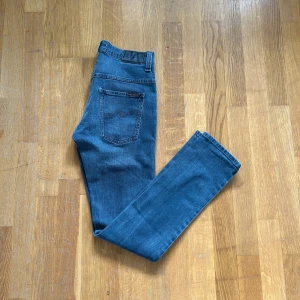 Nudie jeans - Gråa nudie jeans i bra skick. Storleken på dessa är w30 l32 med straight passform. Vid intresse eller frågor är det bara att skriva. Pris kan vara diskuterbart vid snabb och smidig affär eller vid köp av en bundle.