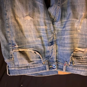 Dondup george  - Säljer mina dondup george för dom inte passar längre skriv om intresse eller frågor.