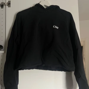 ICANIWILL tröja - En långärmad lite cropped tjocktröja från IcanIwill. Storlek M! Väldigt bra skick. Lite resår nedtill man kan dra den lite tightare. Säljer för 125kr✨