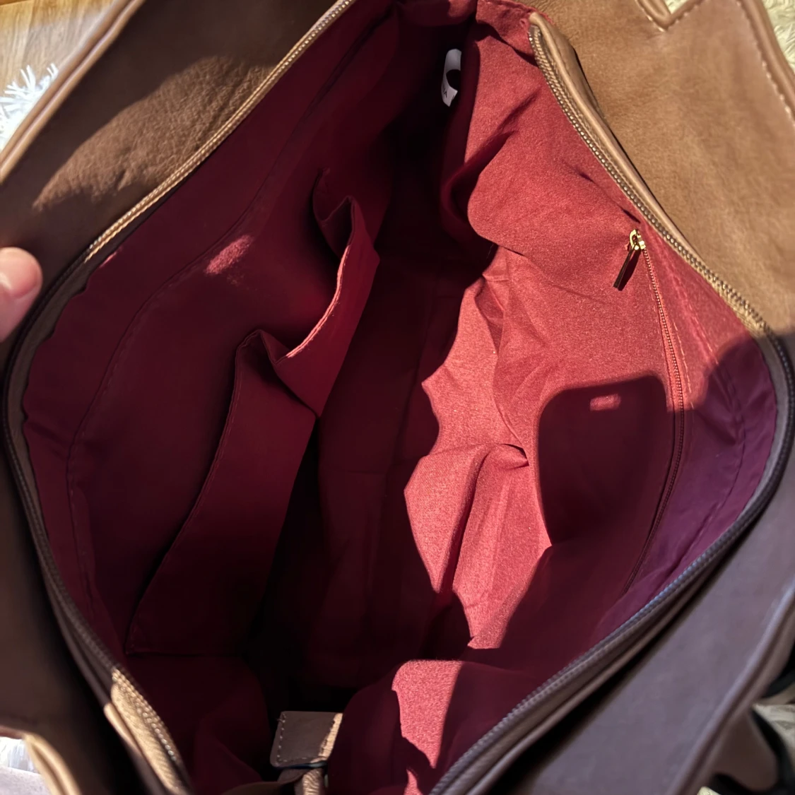 Brun handväska med kedjedetaljer - 3