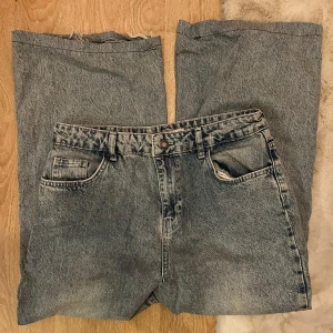Grönblåa baggy jeans - Baggy jeans med grön blå färg från stradivarius. Har sytt dem kortare men tyvärr är förr korta nu. Skulle säga de passar ngn ca 160cm eller kortare. Köpt nya förra året men inte använt så ofta