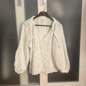 Sommar blus  - Super fin blus som man kan ha på sommaren, använd fåtal gånger och är i storlek M , den kan dock lätt passa en xs eller s om man vill ha den overaized till sommaren under en bikini på stranden ✨