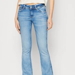 Blå bootcut jeans från Pepe Jeans - Snygga blå bootcut jeans från Pepe Jeans med klassisk femficksdesign och knappgylf. Jeansen har en bekväm passform och är perfekta för en avslappnad stil. De är tillverkade i ett stretchigt material för extra komfort. De är även knappt använda och köpta för 1200 på Zalando midjan är 28 men sitter som 25 💗