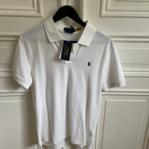 Vit Piké Ralph Lauren - Säljer en helt oanvände Piké från Ralph Lauren! Den är i perfekt skick och alla lappar finns med. Hör av er vid frågor!