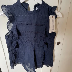 Blus - En jättefin blus som tyvärr inte kommer till användning. Den är helt ny och har aldrig används. Hör av er för fler bilder ❤️🙌🏼
