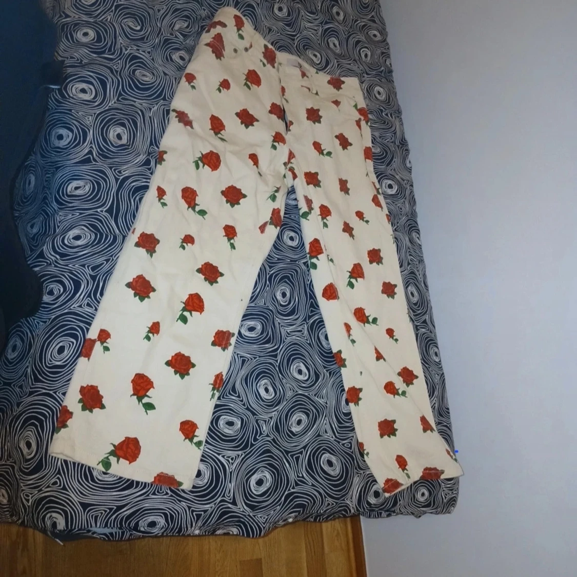 Vita byxor med rosor - 1