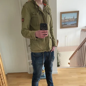 Superdry field jacket  - As fet field jacket i lite tjockare material, sparsamt använd och bra skick.                         En knapp är lite trasig Hör av er vid fler frågor! 
