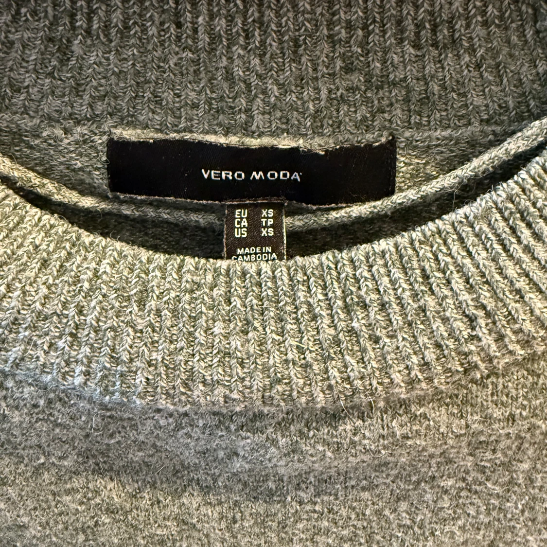 Grön stickad tröja  - 1