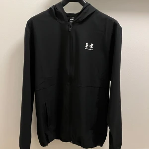    Under Armour jacka - Säljer en helt ny vindjacka från Under Armour. Aldrig använd. Pris går att diskutera. Hör av er vid frågor och funderingar. 
