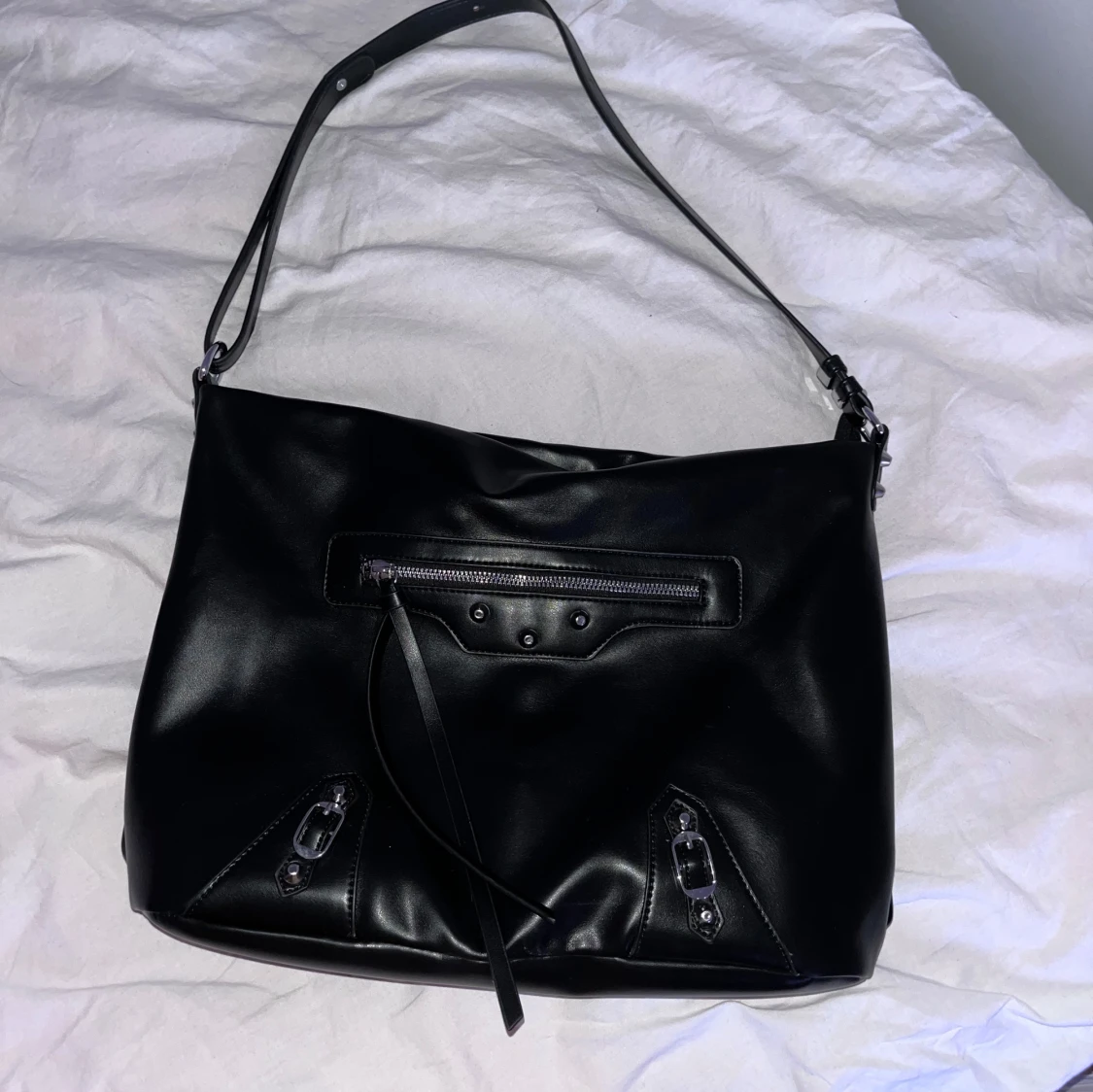 Svart axelväska med dragkedja