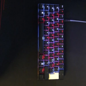 Hyper-X Gaming tangentbord  - Det är 1 år gammalt, har en vitmålad tangent och lite repor på sidan men annars funkar det som nytt. Kostar 1,299 NY!