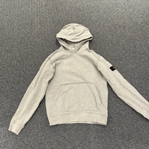 Stone Island hoddie  - Säljer denna gråa stone island hoodien som bara har använts ett fåtal gånger. Nypris ca 2000 kr.