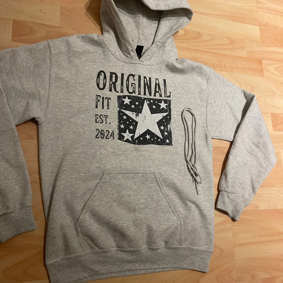 Grå hoodie från SCNDI - 1