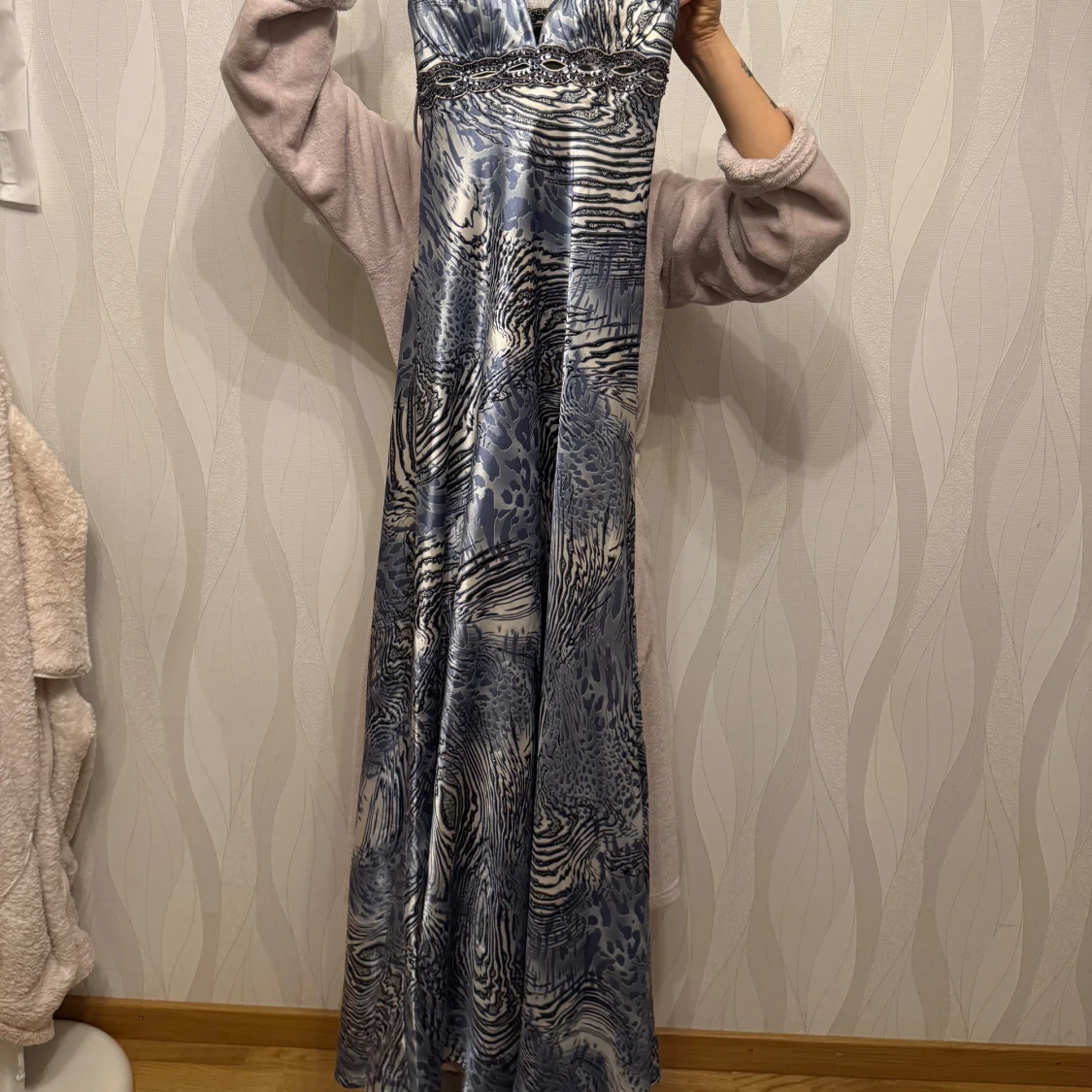 Blåmönstrad långklänning med paljettdetaljer - 2