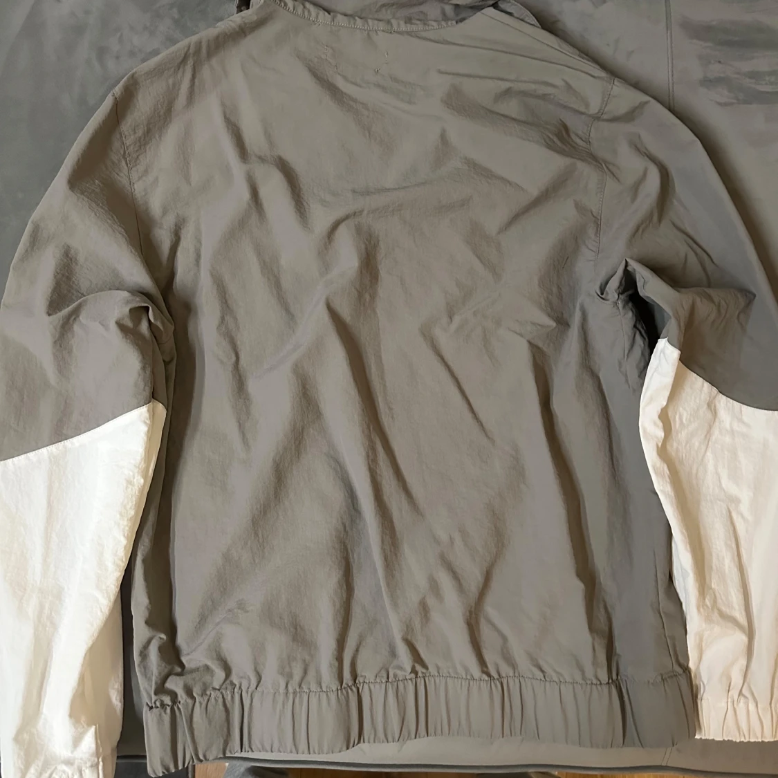 Grå och vit jacka från Another Influence - 2