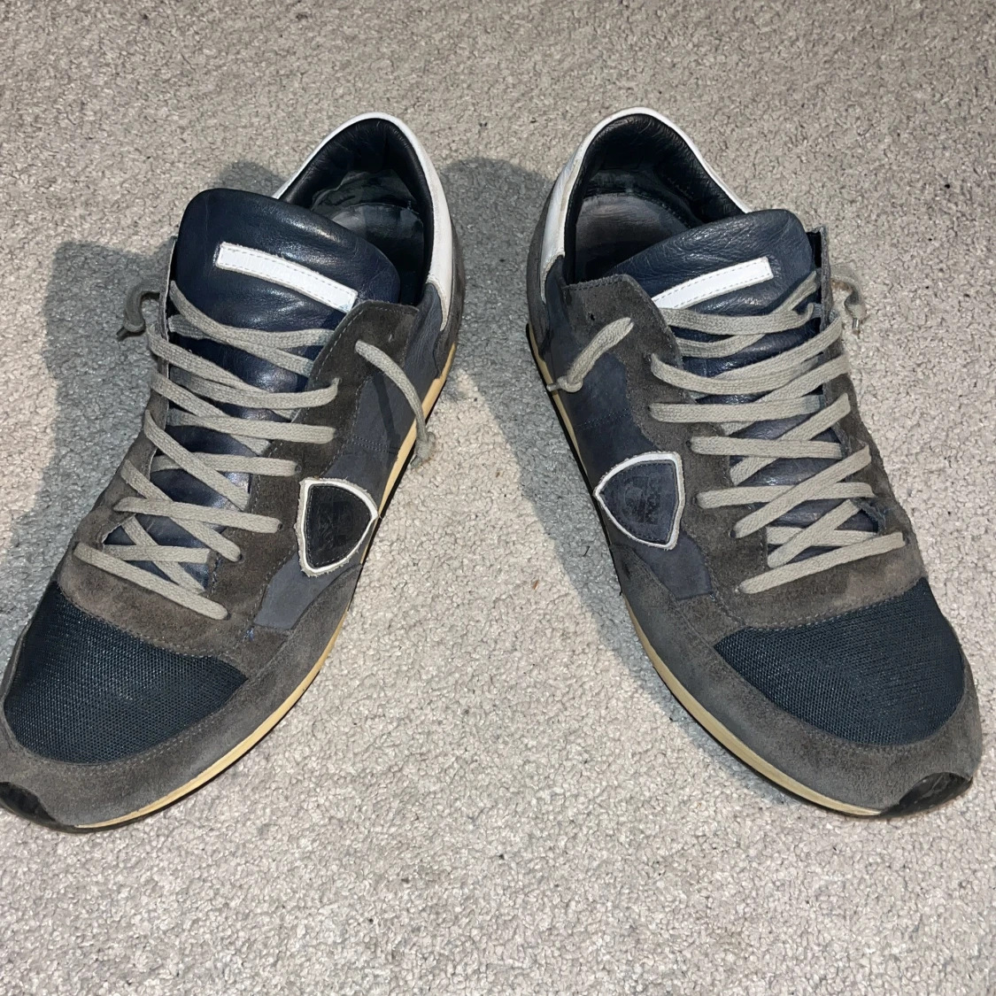 Grå och blå sneakers från Philippe Model - 2