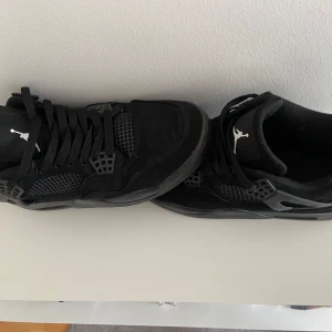 Svarta Nike Air Jordans - Snygga svarta Nike Air Jordans med klassisk design och snörning. Skorna har en robust sula och ikoniska detaljer som ger en stilren look. Perfekta för dig som vill ha en tidlös sneaker i garderoben.