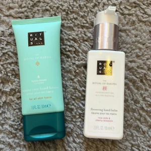 Handkrämer från Rituals - Två oöppnade handkrämer från Rituals. Den första är 'The Ritual of Sakura' med doft av rismjölk och körsbärsblom, i en vit pumpflaska på 85 ml. Den andra är 'The Ritual of Karma' med hydra-boost complex, i en turkos tub på 50 ml, lämplig för alla hudtyper. 40 kr per produkt och 75 för båda 💖💖