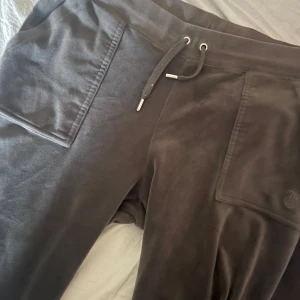 Gråa juicy - Säljer ett par gråa juicy byxor i storlek XL dm för mer information 