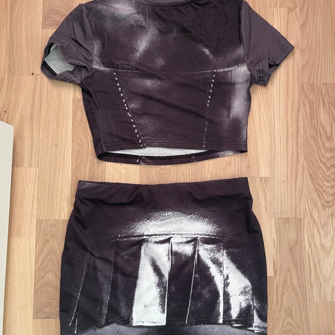 Svart och vit kjol med tryck - 2