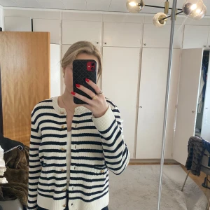 Randig kofta med knappar - Kofta från Zara