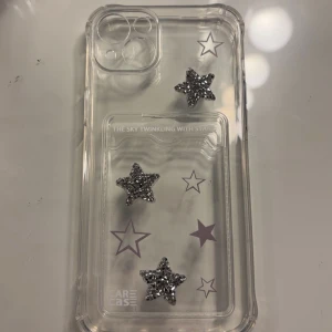 5 mobilskal i olika färger - säljer 5 jättefina mobilskal till en Iphone 15 plus! inga skador på dom alls. de första skalet använde jag i typ 3 dagar sen bytte jag och har inte använt det något mer. samma med det ljusrosa. de vita, svarta och de svarta med stjärnor på har jag inte använt alls då jag glömt av att jag haft dom och nu tröttnat på dom! dom är jättefina!! alla är köpta från shein. säljer dom för 20kr styck eller alla för 80kr!