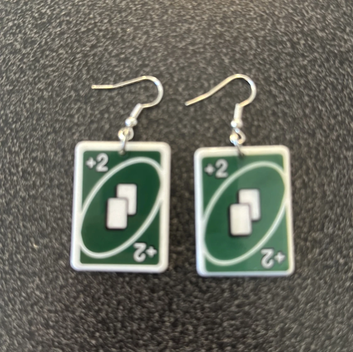 Örhängen med UNO-kortmotiv